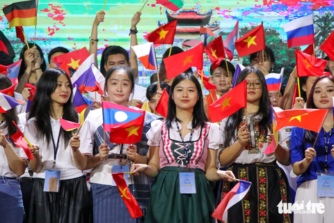 Người trẻ Việt ở nước ngoài cháy hết mình với Trại hè Việt Nam 2023 - Ảnh 1. Các bạn trẻ người Việt Nam ở nước ngoài trong lễ khai mạc Trại hè Việt Nam 2023 - Ảnh: DUY LINH