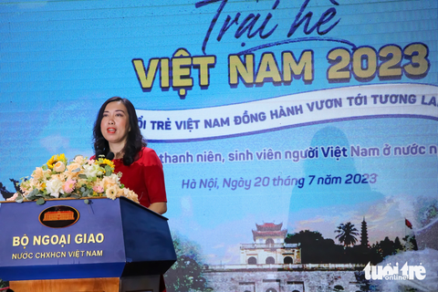 Người trẻ Việt ở nước ngoài cháy hết mình với Trại hè Việt Nam 2023 - Ảnh 2. Thứ trưởng Bộ Ngoại giao Lê Thị Thu Hằng gửi gắm các kỳ vọng đến những bạn trẻ tham gia Trại hè Việt Nam 2023 tại lễ khai mạc - Ảnh: DUY LINH