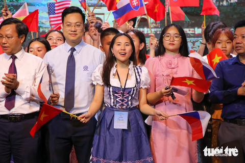 Người trẻ Việt ở nước ngoài cháy hết mình với Trại hè Việt Nam 2023 - Ảnh 5. Một bạn trẻ đến từ Cộng hòa Czech rạng ngời trong lễ khai mạc Trại hè Việt Nam 2023 - Ảnh: DUY LINH