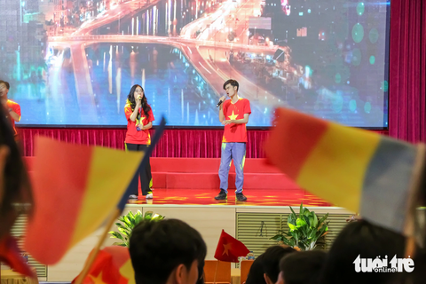 Người trẻ Việt ở nước ngoài cháy hết mình với Trại hè Việt Nam 2023 - Ảnh 7. Các bạn trẻ Bộ Ngoại giao và Đại học Quốc gia Hà Nội cũng "đáp lễ" với các màn trình diễn gợi lên tình yêu quê hương, Tổ quốc - Ảnh: DUY LINH