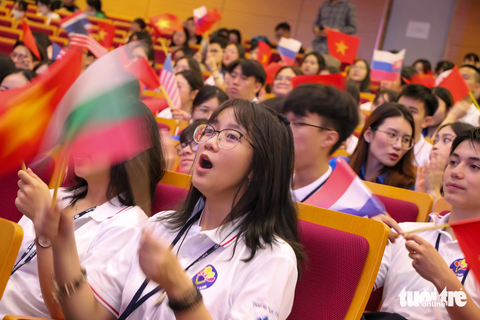 Người trẻ Việt ở nước ngoài cháy hết mình với Trại hè Việt Nam 2023 - Ảnh 8. Các trại sinh, đoàn viên thanh niên Đại học Quốc gia và Học viện Ngoại giao Việt Nam bùng nổ với các màn trình diễn trên sân khấu - Ảnh: DUY LINH