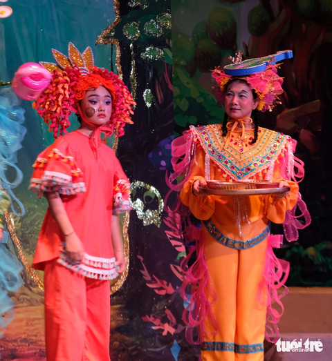 Bé Gia Hân (bìa trái) vai Ve Ve đỏng đảnh và Mỹ Uyên vai Dờ ét zét "dở người" - Ảnh: LINH ĐOAN Bé Gia Hân (bìa trái) vai Ve Ve đỏng đảnh và Mỹ Uyên vai Dờ ét zet "dở người" - Ảnh: LINH ĐOAN