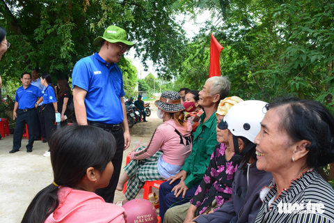 Phó bí thư Thành uỷ TP.HCM thăm chiến sĩ mùa hè xanh Bách Khoa tại Đồng Tháp - Ảnh 2. Ông Nguyễn Hồ Hải - phó bí thư Thành ủy TP.HCM (áo xanh) - thăm hỏi bà con trên tuyến đường quê xã Tân Hộ Cơ trước lễ khánh thành.
