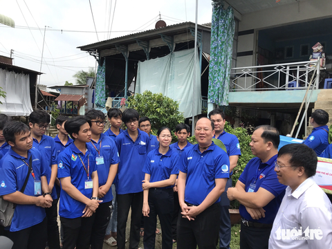 Phó bí thư Thành uỷ TP.HCM thăm chiến sĩ mùa hè xanh Bách Khoa tại Đồng Tháp - Ảnh 3. Đoàn công tác thăm hỏi và tâm tình cùng các chiến sĩ sau gần 30 ngày đến Tân Hồng, Đồng Tháp.