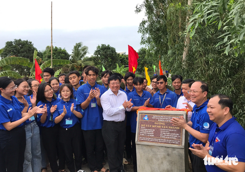 Phó bí thư Thành uỷ TP.HCM thăm chiến sĩ mùa hè xanh Bách Khoa tại Đồng Tháp - Ảnh 4. Lãnh đạo Thành ủy TP.HCM, Thành Đoàn TP.HCM, Tỉnh Đoàn Đồng Tháp cùng các chiến sĩ Bách khoa vui mừng ngày khánh thành tuyến đường nông thôn dài hơn 837m, được thực hiện trong 23 ngày.