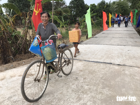 Phó bí thư Thành uỷ TP.HCM thăm chiến sĩ mùa hè xanh Bách Khoa tại Đồng Tháp - Ảnh 5. Niềm vui của bà cháu trên con đường nông thôn mới do chiến sĩ Mùa hè xanh TP.HCM thực hiện.