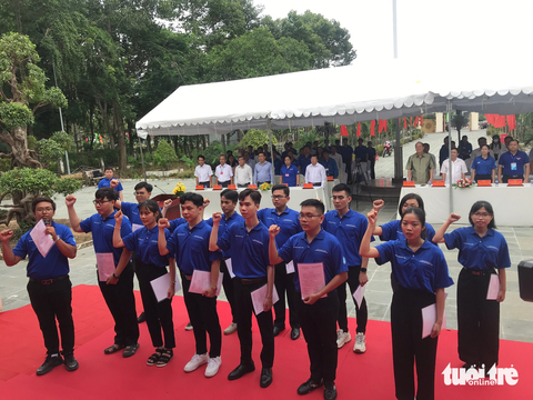 Phó bí thư Thành uỷ TP.HCM thăm chiến sĩ mùa hè xanh Bách Khoa tại Đồng Tháp - Ảnh 6. 14 đảng viên ưu tú của Trường đại học Bách khoa (Đại học Quốc gia TP.HCM) thuộc đội hình chiến dịch Mùa hè xanh tại huyện Tân Hồng tuyên thệ trong buổi lễ kết nạp.