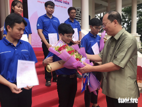 Phó bí thư Thành uỷ TP.HCM thăm chiến sĩ mùa hè xanh Bách Khoa tại Đồng Tháp - Ảnh 7. Ông Nguyễn Hồ Hải - phó bí thư Thành ủy TP.HCM - tặng hoa cho đảng viên mới.