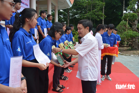 Phó bí thư Thành uỷ TP.HCM thăm chiến sĩ mùa hè xanh Bách Khoa tại Đồng Tháp - Ảnh 8. Ông Phan Văn Thắng - phó bí thư Tỉnh ủy Đồng Tháp - tặng quà cho đảng viên mới.