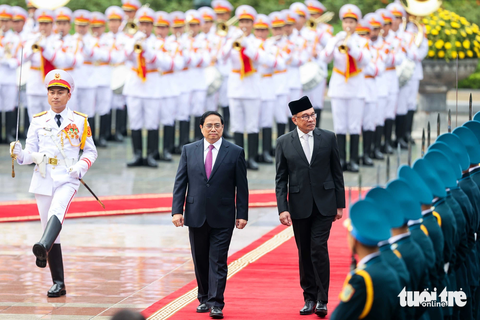 Thủ tướng Phạm Minh Chính đón, hội đàm Thủ tướng Malaysia - Ảnh 1. Thủ tướng Phạm Minh Chính và Thủ tướng Malaysia Anwar Ibrahim duyệt đội danh dự - Ảnh: NGUYỄN KHÁNH