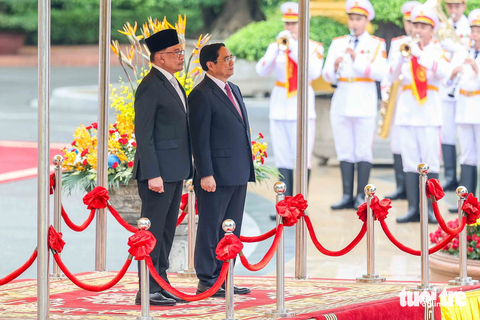 Thủ tướng Phạm Minh Chính đón, hội đàm Thủ tướng Malaysia - Ảnh 2. Quân nhạc lần lượt cử quốc thiều Việt Nam và Malaysia - Ảnh: NGUYỄN KHÁNH