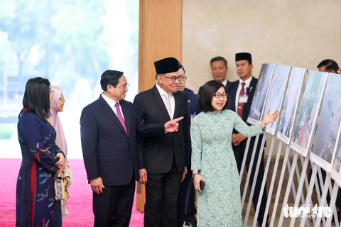 Thủ tướng Phạm Minh Chính đón, hội đàm Thủ tướng Malaysia - Ảnh 4. Thủ tướng Phạm Minh Chính và Thủ tướng Malaysia Anwar Ibrahim cùng hai phu nhân xem triển lãm ảnh về quan hệ hai nước - Ảnh: NGUYỄN KHÁNH