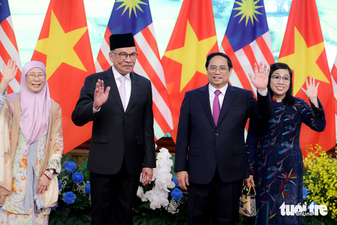 Thủ tướng Phạm Minh Chính đón, hội đàm Thủ tướng Malaysia - Ảnh 5. Thủ tướng Phạm Minh Chính và phu nhân cùng Thủ tướng Malaysia Anwar Ibrahim và phu nhân chụp ảnh trước hội đàm - Ảnh: NGUYỄN KHÁNH