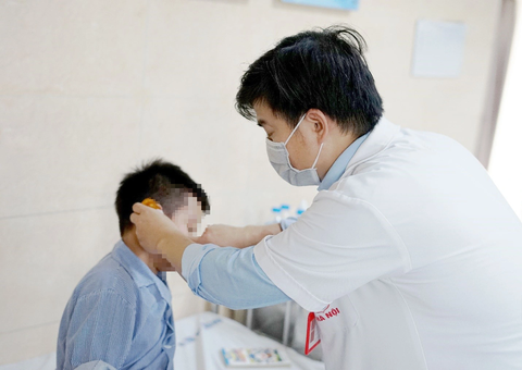Bác sĩ thăm khám cho bệnh nhi sau phẫu thuật - Ảnh: Bệnh viện cung cấp Bác sĩ thăm khám cho bệnh nhi sau phẫu thuật - Ảnh: Bệnh viện cung cấp