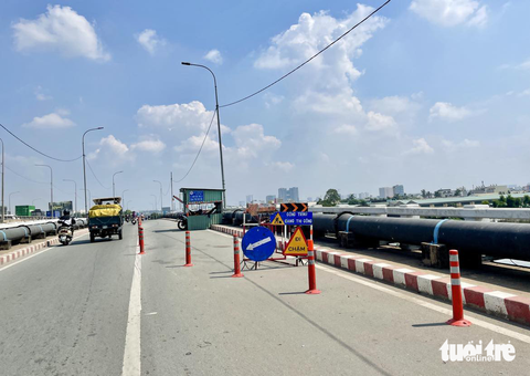 Chủ tịch Phan Văn Mãi “thúc” tiến độ dự án cầu Bình Phước 1 và cầu Bình Triệu 1 - Ảnh 1. Cơ quan chức năng rào chắn trên cầu Bình Phước 1 (TP Thủ Đức) để sửa chữa - Ảnh: CHÂU TUẤN