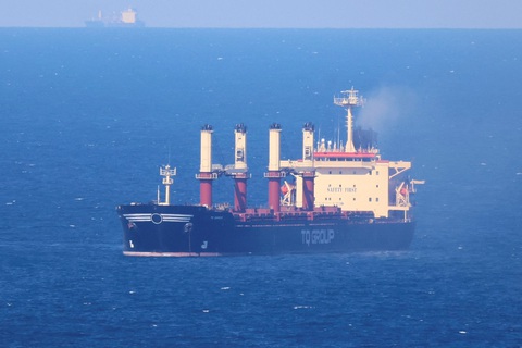 Tàu chở hàng treo cờ Thổ Nhĩ Kỳ hoạt động ở Biển Đen, phía bắc eo biển Bosphorus, ngoài khơi thành phố Istanbul (Thổ Nhĩ Kỳ) hôm 17-7 - Ảnh: REUTERS Tàu chở hàng treo cờ Thổ Nhĩ Kỳ hoạt động ở Biển Đen, phía bắc eo biển Bosphorus, ngoài khơi thành phố Istanbul (Thổ Nhĩ Kỳ) hôm 17-7 - Ảnh: REUTERS