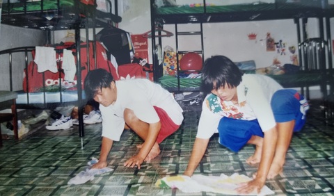 Các cô gái bóng đá nữ phải tự lau sàn mỗi ngày – Ảnh: Tư liệu Các cô gái bóng đá nữ phải tự lau sàn mỗi ngày – Ảnh: Tư liệu