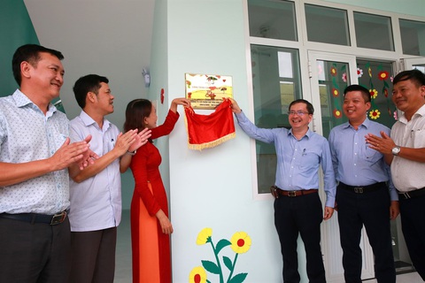 Các đại biểu thực hiện nghi thức gắn biển công trình Các đại biểu thực hiện nghi thức gắn biển công trình