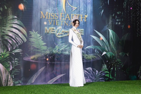 Miss Earth 2022 - Mina Sue Choi duyên dáng catwalk cùng áo dài - Ảnh 6. Miss Earth 2022 - Mina Sue Choi duyên dáng catwalk cùng áo dài - Ảnh 6.