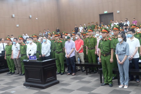 Bị từ chối cấp phép chuyến bay giải cứu vì 'sếp không biết doanh nghiệp em là ai' - Ảnh 2. Các bị cáo tại phiên tòa xử vụ chuyến bay giải cứu - Ảnh: NAM ANH