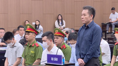 Luật ngầm đi ‘cửa sau’ mới được cấp phép chuyến bay giải cứu - Ảnh 1. Bị cáo Nguyễn Tiến Mạnh tự bào chữa tại phiên tòa vụ chuyến bay giải cứu - Ảnh: NAM ANH