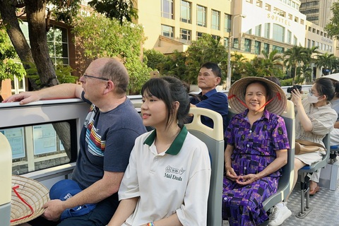Du lịch xanh - bền vững được xem là chiến lược phát triển của ngành du lịch Việt Nam trong thời gian tới. Trong ảnh: các du khách tham quan trung tâm TP.HCM bằng xe buýt hai tầng - Ảnh: MỘC MIÊN Du lịch xanh - bền vững được xem là chiến lược phát triển của ngành du lịch Việt Nam trong thời gian tới. Trong ảnh: các du khách tham quan trung tâm TP.HCM bằng xe buýt hai tầng - Ảnh: MỘC MIÊN