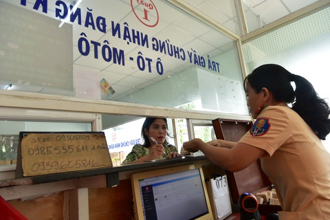 Trả giấy chứng nhận đăng ký xe tại Đội đăng ký phương tiện giao thông cơ giới đường bộ, số 282 Nơ Trang Long, quận Bình Thạnh, TP.HCM - Ảnh: T.T.D. Trả giấy chứng nhận đăng ký xe tại Đội đăng ký phương tiện giao thông cơ giới đường bộ, số 282 Nơ Trang Long, quận Bình Thạnh, TP.HCM - Ảnh: T.T.D.