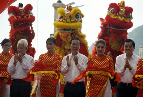 Chủ tịch nước Võ Văn Thưởng dự lễ khánh thành, khởi công tại Côn Đảo - Ảnh 1. Chủ tịch nước Võ Văn Thưởng cắt băng khánh thành cầu cảng hành khách Côn Đảo - Ảnh: ĐÔNG HÀ
