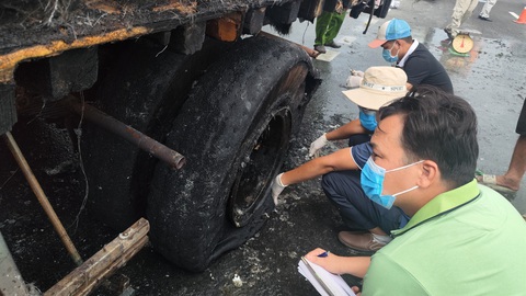 Cháy xe chở ếch, ba ba trên đường cao tốc, thiệt hại 400 triệu đồng - Ảnh 1. Lực lượng chức năng khám nghiệm hiện trường vụ cháy xe trên đường cao tốc - Ảnh: M.T