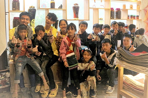 Phiêu Linh Project: Ươm mầm học cho trẻ vùng cao- Ảnh 1. Cùng các bạn nhỏ tham quan doanh nghiệp xã hội tại Sa Pa (Lào Cai) - Ảnh: PHIÊU LINH PROJECT