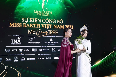 Miss Earth 2022 - Mina Sue Choi duyên dáng catwalk cùng áo dài - Ảnh 4. Miss Earth 2022 - Mina Sue Choi (phải) là đại sứ và sẽ đồng hành với rất nhiều hoạt động về môi trường của Miss Earth Việt Nam 2023. Cô cũng sẽ truyền đạt kinh nghiệm cho các thi sinh của Miss Earth Việt Nam 2023, giúp cho các thí sinh tự tin và bản lĩnh hơn trong hành trình đi đến cuối với cuộc thi.
