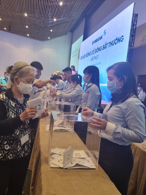 Nhóm cổ đông Eximbank đòi miễn nhiệm bà Đỗ Hà Phương trước ngày 28-7 - Ảnh 1. Sóng gió giữa các nhóm cổ đông Eximbank vẫn chưa yên - Ảnh: A.HỒNG