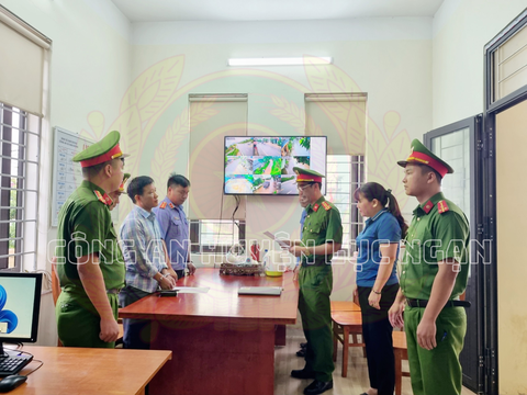 Cơ quan điều tra tống đạt các quyết định, lệnh đối bị can Phạm Xuân Trường - cựu giám đốc hợp tác xã mỳ Chũ ở Lục Ngạn (áo kẻ caro màu xanh trắng) - Ảnh: CÔNG AN LỤC NGẠN Cơ quan điều tra tống đạt các quyết định, lệnh với bị can Phạm Xuân Trường - cựu giám đốc Hợp tác xã mì Chũ ở Lục Ngạn (áo kẻ caro màu xanh trắng) - Ảnh: CÔNG AN LỤC NGẠN