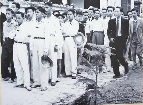 Học sinh, sinh viên Hà Nội làm lễ cầu hồn cho anh Trần Văn Ơn tại Nhà thờ lớn Hà Nội ngày 20-1-1950 Học sinh, sinh viên Hà Nội làm lễ cầu hồn cho anh Trần Văn Ơn tại Nhà thờ lớn Hà Nội ngày 20-1-1950
