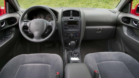 Nội thất Santa Fe đã thay đổi ra sao qua 5 thế hệ? - Ảnh 1. Thế hệ thứ nhất (2001 - 2006): Cabin Hyundai Santa Fe nguyên bản khá đơn giản nhưng rộng rãi, đủ không gian cho 5 người ngồi cũng như hành lý của họ phía sau. Xe còn có một số tính năng và trang bị vốn thuộc diện cao cấp lúc bấy giờ như điều hòa, máy đọc đĩa CD, cửa sổ/gương chỉnh điện và cả cửa sổ trời - Ảnh: Motor1