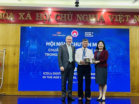 TP.HCM đẩy mạnh chuẩn tin học quốc tế trong trường phổ thông - Ảnh 5. Các đại diện ICDL trao quà kỷ niệm cho ông Nguyễn Văn Hiếu (giữa) - giám đốc Sở Giáo dục và Đào tạo TP.HCM - Ảnh: MỸ DUNG