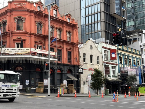 Trung tâm Auckland sáng 20-7 nhiều xe cứu thương, cứu hỏa và trụ chặn đường vì vụ xả súng- Ảnh: TR.N Trung tâm Auckland sáng 20-7, nhiều xe cứu thương, cứu hỏa và trụ chặn đường vì vụ xả súng - Ảnh: TR.N