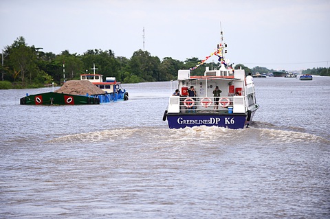 Đường sông chưa thông vì vướng thủ tục - Ảnh 3. Con tàu Greenlines DP K6 xuôi dòng kênh Chợ Gạo về Tiền Giang trong lần được tham gia vận chuyển hàng hóa về TP.HCM trong bối cảnh dịch bệnh COVID-19 (tháng 7-2021) khó khăn trong việc đi lại bằng đường bộ - Ảnh: QUANG ĐỊNH