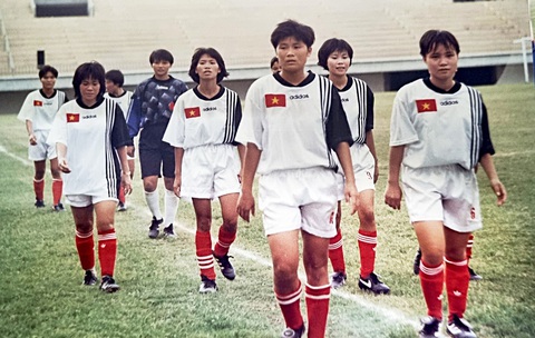 Bóng đá nữ Việt Nam, 30 năm hành trình World Cup - Kỳ 2: Ăn quả nhớ kẻ trồng cây - Ảnh 1. Những cô gái Việt lần đầu dự SEA Games tại Indonesia 1997, hiện vẫn còn nhiều người gắn bó sự nghiệp bóng đá trong vai trò huấn luyện viên như Kim Hồng - huấn luyện viên thủ môn đội tuyển hiện nay - Ảnh tư liệu
