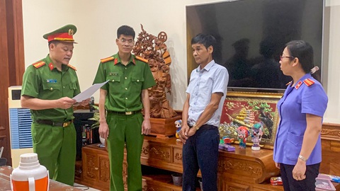 Lực lượng chức năng khám xét chỗ ở của bị can Lê Minh Dương - Ảnh: CÔNG AN BẮC GIANG Lực lượng chức năng khám xét chỗ ở của bị can Lê Minh Dương - Ảnh: CÔNG AN BẮC GIANG
