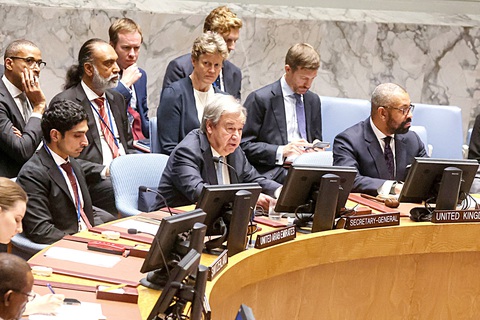 Ngăn AI thành con ngựa bất kham - Ảnh 1. Tổng thư ký Liên Hiệp Quốc António Guterres phát biểu trước Hội đồng Bảo an LHQ trong cuộc họp về AI ngày 18-7 - Ảnh: Reuters