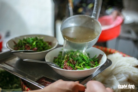Thịt bò tái được làm chín bằng cách chan nước dùng nóng hổi - Ảnh: NAM TRẦN Thịt bò tái được làm chín bằng cách chan nước dùng nóng hổi - Ảnh: NAM TRẦN