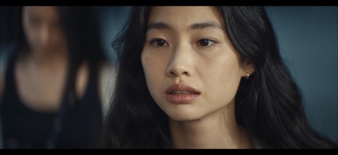 Chỉ làm cameo cho MV Kpop, Lương Triều Vỹ bỗng hot nhất mạng xã hội - Ảnh 2. Jung Ho Yeon thể hiện vai nữ chính trong Cool with you