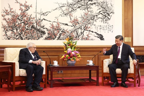 Chủ tịch Trung Quốc Tập Cận Bình (phải) trò chuyện cùng cựu ngoại trưởng Mỹ Henry Kissinger tại Bắc Kinh ngày 20-7 - Ảnh: AFP Chủ tịch Trung Quốc Tập Cận Bình (phải) trò chuyện cùng cựu ngoại trưởng Mỹ Henry Kissinger tại Bắc Kinh ngày 20-7 - Ảnh: AFP