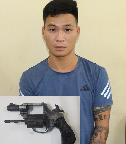 Nổ súng quân dụng trong đám giỗ làm 2 người bị thương, nghi phạm đã đầu thú - Ảnh 1. Nghi phạm Nguyễn Thái Bằng và tang vật vụ án là khẩu súng quân dụng - Ảnh Công an tỉnh Thanh Hóa cung cấp