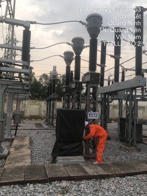 Điện lực miền Bắc sẵn sàng ứng phó bão - Ảnh 1. Công nhân TBA 110kV Vân Đồn 2 (PC Quảng Ninh) che chắn thiết bị phòng chống cơn bão số 1 - Ảnh: EVNNPC