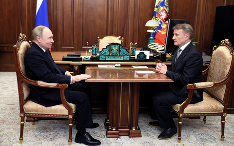 Tổng thống Nga Vladimir Putin (trái) tham dự cuộc họp với Giám đốc điều hành Sberbank German Gref tại Matxcơva, Nga, hồi tháng 3 năm nay - Ảnh: REUTERS Tổng thống Nga Vladimir Putin (trái) tham dự cuộc họp với Giám đốc điều hành Sberbank German Gref tại Matxcơva, Nga, hồi tháng 3 năm nay - Ảnh: REUTERS