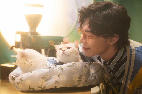Erik công khai tỏ tình với Crush trong MV mới - Ảnh 2. Erik không còn đóng khung với hình ảnh chàng trai đau khổ trong tình yêu mà mang đến góc nhìn tươi vui, mới mẻ hơn.