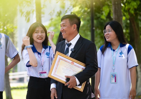 'Biến' nước lọc, rượu cồn thành cao xoa bóp thảo dược, làm sao phân biệt thật - giả? - Ảnh 2. Ông Trần Huy Đăng (thường gọi là Tám Sang, giữa ảnh)