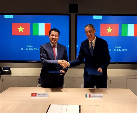 Đàm phán dự thảo Hiệp định về cùng bảo vệ và trao đổi tin mật giữa Việt Nam – Italia - Ảnh 1. Thiếu tướng Vũ Hồng Văn và Thiếu tướng Gianfranco Carozza bắt tay sau khi ký biên bản ghi nhớ, xác nhận dự thảo Hiệp định về cùng bảo vệ và trao đổi tin mật - Ảnh: Bộ Công an